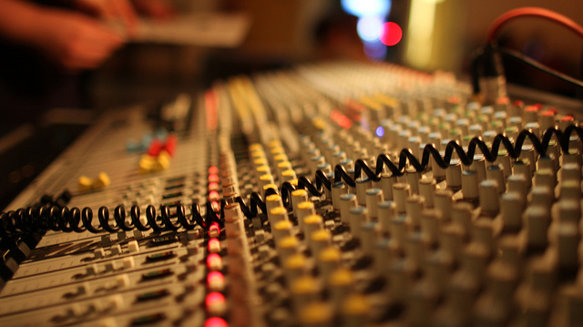 Image représentant une console de son avec un angle de vue de côté.